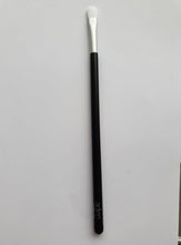 Load image into Gallery viewer, Aden Eyeshadow Brush /Augnskuggabusti
